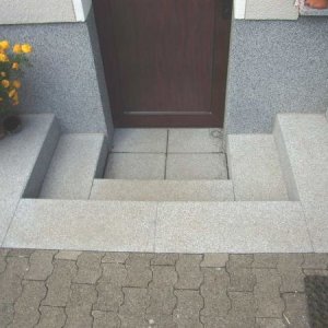 Zwei Eingangstreppen aus Blockstufen und       Eckblockstufen rinnit Granit als Maßanfertigung, inkl.  Sitzmauerblock       rinnit Granit