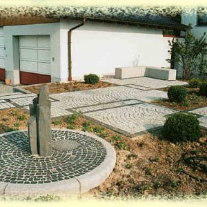 Brunnen mit Mosaikpflaster Basalt