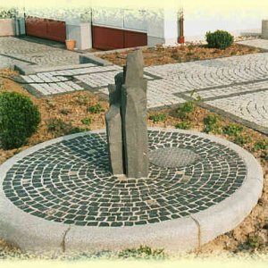 Drei Basaltstelen, Brunnenbecken: Natursteinpflaster Basalt,       Radien-Bordsteine Granit