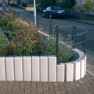 Doppelstabgitterzaun Farbe Grün, montiert auf Betonpalisaden.