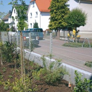 Doppelstabgitterzaun Farbe Steingrau,  montiert auf Betonpalisaden.