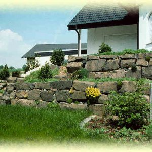 Trockenmauer mit Natursteinquadern