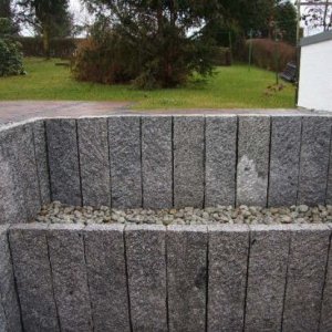 Natursteinpalisaden Granit grau, in       zwei Etagen mit Zwischenpodest
