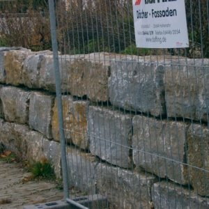 Mauer aus Muschelkalk-Natursteinquadern