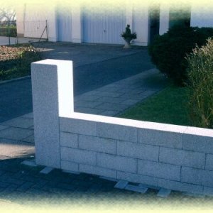 Gala-Mauer in rinnit Granit mit Pfeiler in Sonderanfertigung