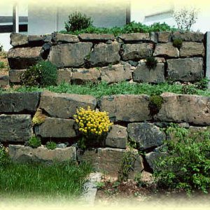 Trockenmauer       mit großen Basaltquadern