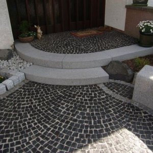 Naturstein- Mosaikpflaster Basalt, Stufen,  Palisaden, Sitzmauer und       Wegeinfassungen       Granit