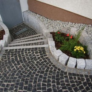 Naturstein- Mosaikpflaster Basalt, Stufen,  Palisaden, Sitzmauer und       Wegeinfassungen       Granit