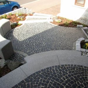 Naturstein- Mosaikpflaster Basalt, Stufen,  Palisaden, Sitzmauer und       Wegeinfassungen       Granit