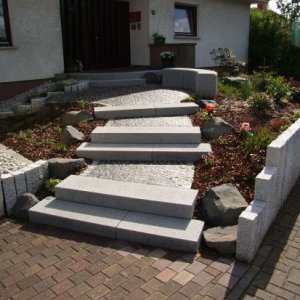 Naturstein- Mosaikpflaster Basalt, Stufen,  Palisaden, Sitzmauer und       Wegeinfassungen       Granit