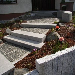 Naturstein- Mosaikpflaster Basalt, Stufen,  Palisaden, Sitzmauer und       Wegeinfassungen       Granit