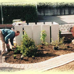 Mülleimer-Abstellplatz mit Stelen in Weißgranit