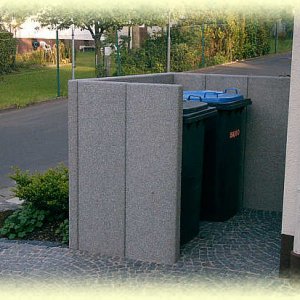 Mülleimer-Abstellplatz mit Stelen in Granit