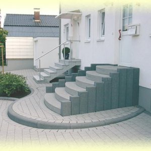 Elegante Gestaltung mit Radien-       Bordsteinen rinnit Basalt und Silitonpflaster Granit