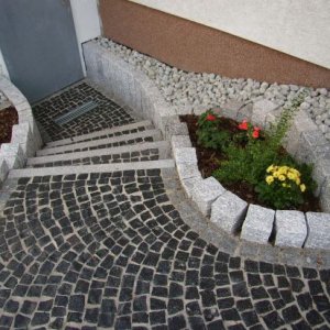 Naturstein- Mosaikpflaster Basalt, Stufen,  Palisaden und Wegeeinfassungen       Granit