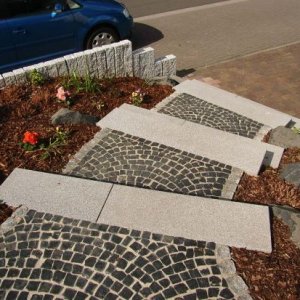 Naturstein- Mosaikpflaster Basalt, Stufen,  Palisaden und Wegeeinfassungen       Granit