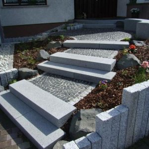 Naturstein- Mosaikpflaster Basalt, Stufen,  Palisaden und Wegeeinfassungen       Granit