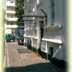 Hofgestaltung in Bad Nauheim mit Mosaikpflaster Basalt,  Bänderungen in Granit royalgrau