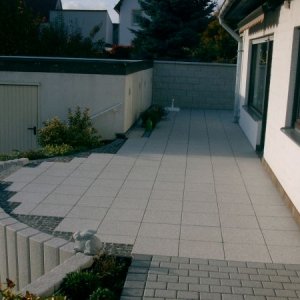 Platten 40/40, Ränder ausgezwickelt mit  Mosaikpflaster Basalt