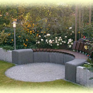 Sitzplatz mit Radiensitzbankteilen in Basalt