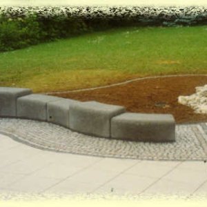 Radien-Sitzbankteile Basalt mit Naturstein-Zierpflasterung
