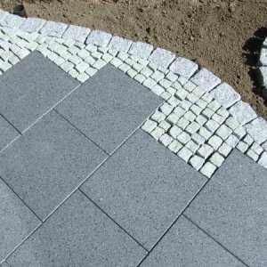 Platten terralit Messina mit  schmutzabweisender Teflonbeschichtung RSF5,       Randeinfassung Naturstein Granit, Ränder ausgezwickelt mit  Mosaikpflaster       Granit