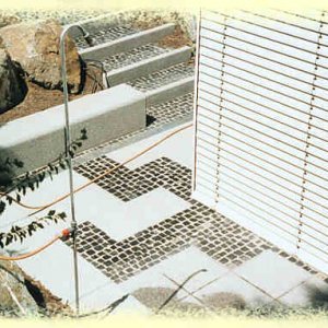 Sitzbankteile und Platten in Weißgranit, Mosaikpflaster Basalt